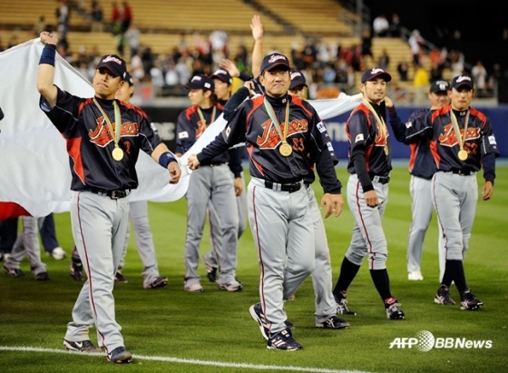2009년 WBC 일본 대표팀의 하라 다쓰노리(가운데) 감독과 스즈키 이치로(오른쪽 3번째) 등이 미국 LA 다저스타디움에서 열린 대회 결승전에서 한국에 승리한 뒤 우승을 자축하고 있다.  /AFPBBNews=뉴스1