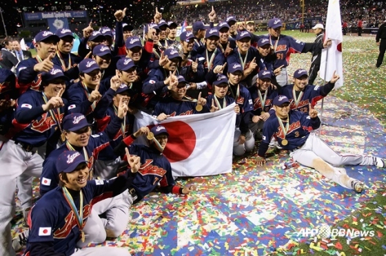 2006년 제1회 WBC에서 일본 대표팀이 쿠바를 꺾고 우승을 차지한 뒤 환호하고 있다.   /AFPBBNews=뉴스1