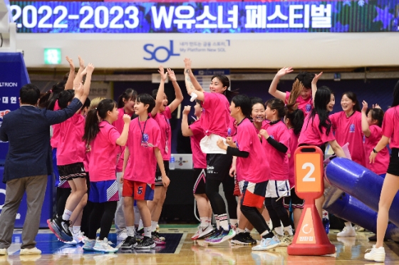 7일 인천 도원체육관에서 열린 W-페스티벌에서 기뻐하고 있는 선수들. /사진=WKBL