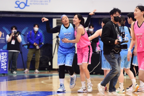 8일 인천도원체육관에서 열린 여자프로농구 올스타전에 참가해 세리머니를 펼치고 있는 김한별(왼쪽)과 김단비. /사진=WKBL