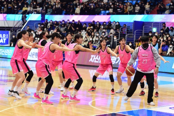 핑크스타 선수들의 보호를 받으며 여자농구 올스타전 경기 도중 슛을 시도하고 있는 신지현 팬(오른쪽). /사진=WKBL
