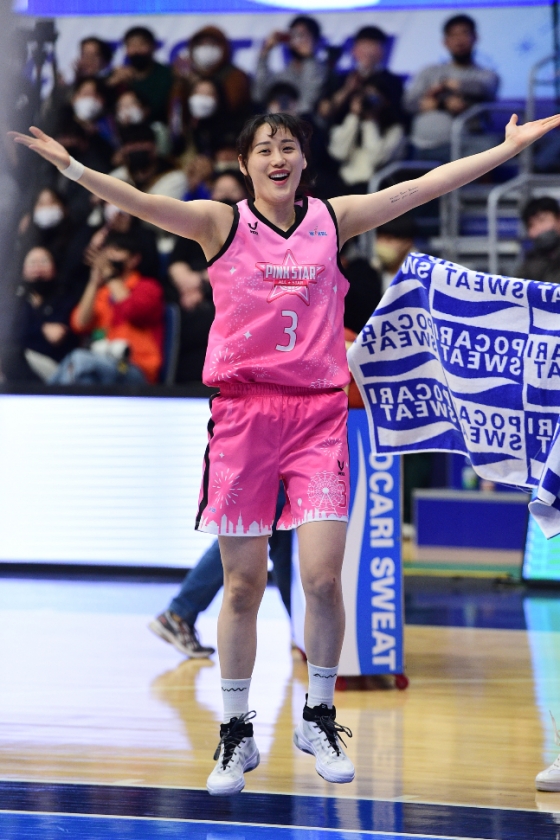 8일 인천도원체육관에서 열린 여자농구 올스타전에서 환호하고 있는 강이슬. /사진=WKBL