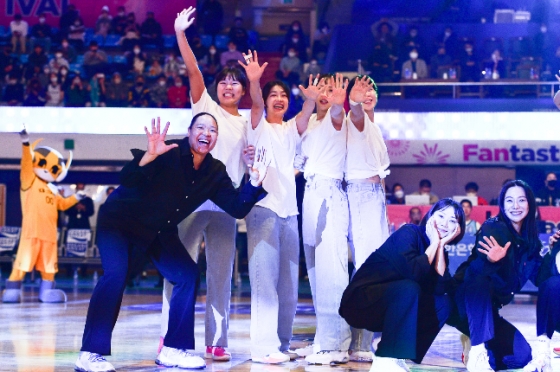 8일 인천 도원체육관에서 열린 여자 프로농구 올스타전에서 전반을 마친 뒤 단체로 댄스를 선보이고 있는 올스타 선수들. /사진=WKBL