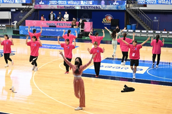 여자농구 올스타전이 열리기 전날인 7일 체육관에서 따로 댄스를 배우고 있는 올스타 선수들. /사진=WKBL