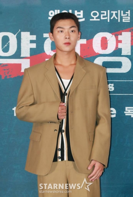 배우 최현욱이 16일 오후 서울 CGV용산아이파크몰에서 진행된 웨이브 오리지널 &#039;약한영웅 Class 1&#039; 시사간담회에 참석해 포즈를 취하고 있다.  상위 1% 모범생 연시은이 처음으로 친구가 된 수호, 범석과 함께 수많은 폭력에 맞서나가는 과정을 그린 약한 소년의 강한 액션 성장 드라마 &#039;약한영웅 Class 1&#039;은 오는 18일 공개된다. /2022.11.16 /사진=이동훈 기자 photoguy@