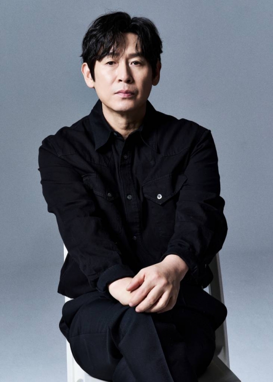 영화 &#039;유령&#039;(감독 이해영)의 주연배우 설경구가 12일 오전 진행된 개봉 인터뷰를 위해 포즈를 취하고 있다. 1933년 경성, 조선총독부에 항일조직이 심어놓은 스파이 &#039;유령&#039;으로 의심받으며 외딴 호텔에 갇힌 용의자들이 의심을 뚫고 탈출하기 위해 벌이는 사투와 진짜 &#039;유령&#039;의 멈출 수 없는 작전을 그린 영화 &#039;유령&#039;은 오는 18일 개봉한다. /사진제공=CJENM 2023.01.12 /사진=이동훈 기자 photoguy@