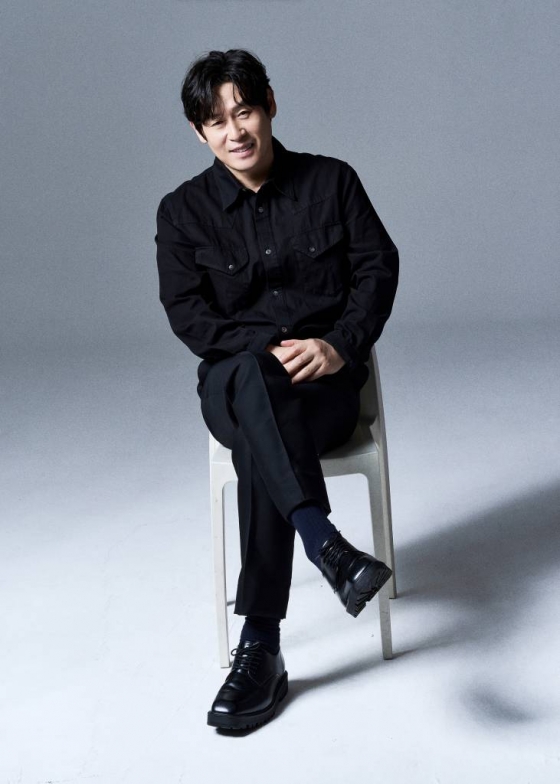 영화 &#039;유령&#039;(감독 이해영)의 주연배우 설경구가 12일 오전 진행된 개봉 인터뷰를 위해 포즈를 취하고 있다. 1933년 경성, 조선총독부에 항일조직이 심어놓은 스파이 &#039;유령&#039;으로 의심받으며 외딴 호텔에 갇힌 용의자들이 의심을 뚫고 탈출하기 위해 벌이는 사투와 진짜 &#039;유령&#039;의 멈출 수 없는 작전을 그린 영화 &#039;유령&#039;은 오는 18일 개봉한다. /사진제공=CJENM 2023.01.12 /사진=이동훈 기자 photoguy@
