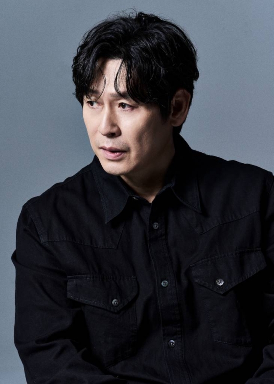 영화 &#039;유령&#039;(감독 이해영)의 주연배우 설경구가 12일 오전 진행된 개봉 인터뷰를 위해 포즈를 취하고 있다. 1933년 경성, 조선총독부에 항일조직이 심어놓은 스파이 &#039;유령&#039;으로 의심받으며 외딴 호텔에 갇힌 용의자들이 의심을 뚫고 탈출하기 위해 벌이는 사투와 진짜 &#039;유령&#039;의 멈출 수 없는 작전을 그린 영화 &#039;유령&#039;은 오는 18일 개봉한다. /사진제공=CJENM 2023.01.12 /사진=이동훈 기자 photoguy@