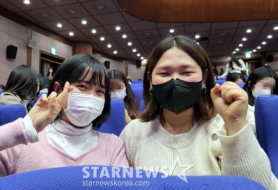 13일 전북도청 대강당에서 열린 전북현대 국가대표 토크콘서트&amp;팬사인회에 참석한 미얀마 국적의 유학생 수먓루인(왼쪽), 킨택택샤 씨. /사진=김명석 기자