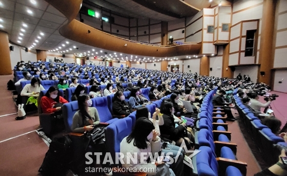 13일 전북도청 대강당에서 열린 전북현대 토크콘서트&팬사인회에 참석한 팬들. /사진=김명석 기자