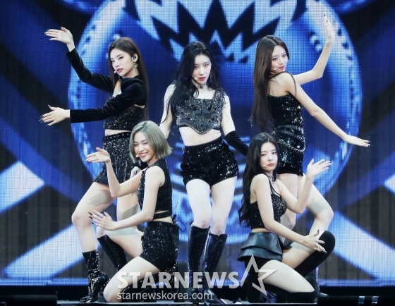 그룹 ITZY(있지)가 지난해 12월 13일 오후 일본 나고야 니혼가이시홀에서 열린 스타뉴스-미디어보이 주최 &#039;2022 Asia Artist Awards IN JAPAN&#039;(2022 아시아 아티스트 어워즈, 이하 2022 AAA)에서 멋진 무대를 선보이고 있다.  ITZY는 이날 AAA 베스트 아티스트, 아시아 셀러브리티상을 수상했다.  스타뉴스와 미디어보이가 주최하고 Asia Artist Awards 조직위원회와 더스타파트너, 컬쳐 엔터테인먼트가 공동 주관하는 글로벌 NO.1 시상식 &#039;2022 AAA&#039;는 올 한 해 동안 국내외에서 많은 사랑을 받은 가수, 배우들이 참석해 눈을 뗄 수 없는 화려한 글로벌 축제의 장을 펼쳤다. /2022.12.19 /사진=김창현 기자 chmt@