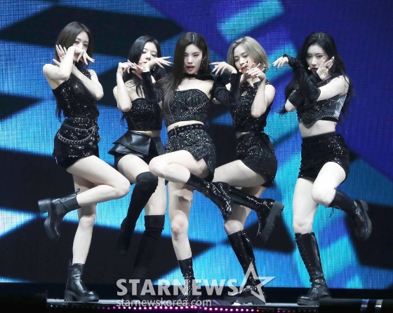 걸그룹 ITZY(있지)가 지난해 12월 13일 오후 일본 나고야 니혼가이시홀에서 열린 스타뉴스-미디어보이 주최 &#039;2022 Asia Artist Awards IN JAPAN&#039;(2022 아시아 아티스트 어워즈, 이하 2022 AAA)에서 멋진 무대를 선보이고 있다.  ITZY는 이날 AAA 베스트 아티스트, 아시아 셀러브리티상을 수상했다.  스타뉴스와 미디어보이가 주최하고 Asia Artist Awards 조직위원회와 더스타파트너, 컬쳐 엔터테인먼트가 공동 주관하는 글로벌 NO.1 시상식 &#039;2022 AAA&#039;는 올 한 해 동안 국내외에서 많은 사랑을 받은 가수, 배우들이 참석해 눈을 뗄 수 없는 화려한 글로벌 축제의 장을 펼쳤다. /2022.12.19 /사진=김창현 기자 chmt@