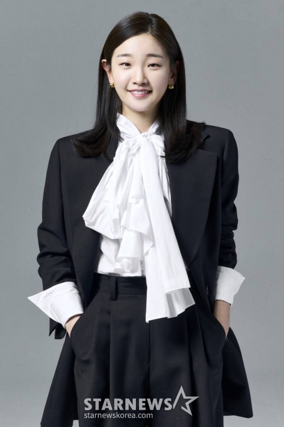 영화 &#039;유령&#039;(감독 이해영)의 주연배우 박소담이 16일 오후 진행된 개봉 인터뷰를 위해 포즈를 취하고 있다. 1933년 경성, 조선총독부에 항일조직이 심어놓은 스파이 &#039;유령&#039;으로 의심받으며 외딴 호텔에 갇힌 용의자들이 의심을 뚫고 탈출하기 위해 벌이는 사투와 진짜 &#039;유령&#039;의 멈출 수 없는 작전을 그린 영화 &#039;유령&#039;은 오는 18일 개봉한다. /사진제공=CJENM 2023.01.16 /사진=이동훈 기자 photoguy@