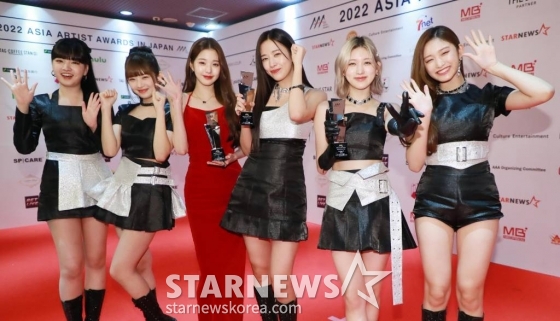 걸그룹 아이브가 13일 오후 일본 나고야 니혼가이시홀에서 열린 &#039;2022 Asia Artist Awards IN JAPAN&#039;(2022 아시아 아티스트 어워즈, 이하 2022 AAA)에서 대상인 AAA 올해의 노래상을 비롯해 3관왕을 달성한 뒤 포즈를 취하고 있다.   2022.12.13 /사진=이동훈 기자 photoguy@