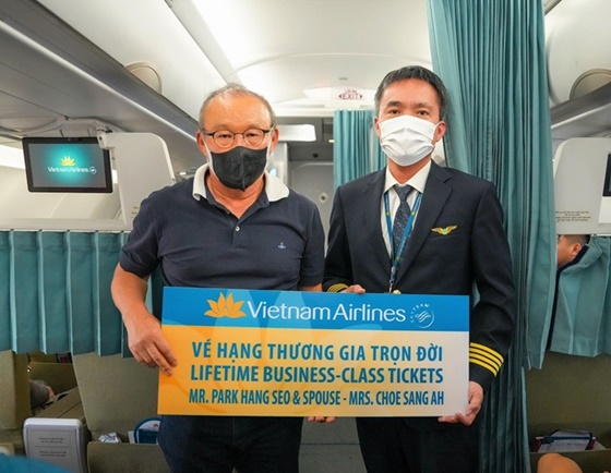 베트남 비즈니스 항공권을 선물받은 박항서 감독(왼쪽). /사진=베트남 정부 인터넷 신문 캡처