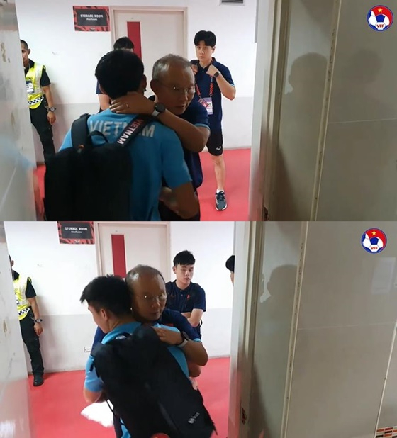 베트남 선수들 한 명씩 꼭 안아주며 작별 인사를 건네는 박항서 감독(가운데). /사진=VTC뉴스 영상 캡처
