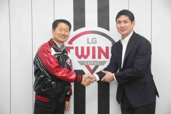 김인석(왼쪽) LG 스포츠 대표이사와 오지환이 19일 다년 계약에 합의한 뒤 악수를 나누고 있다. /사진=LG 트윈스 제공