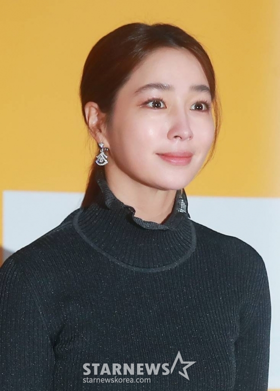 배우 이민정이 19일 오후 서울 광진구 롯데시네마 건대입구점에서 진행된 영화 &#039;스위치&#039;(감독 마대윤) 언론시사회에 참석해 무대로 들어서고 있다.  캐스팅 0순위 천만배우이자 자타공인 스캔들 메이커, 화려한 싱글 라이프를 만끽하던 톱스타 ‘박강’이 크리스마스에 인생이 180도 뒤바뀌는 순간을 맞이하면서 벌어지는 이야기 &#039;스위치&#039;는 내년 1월 4일 개봉한다. /2022.12.19 /사진=이동훈 기자 photoguy@
