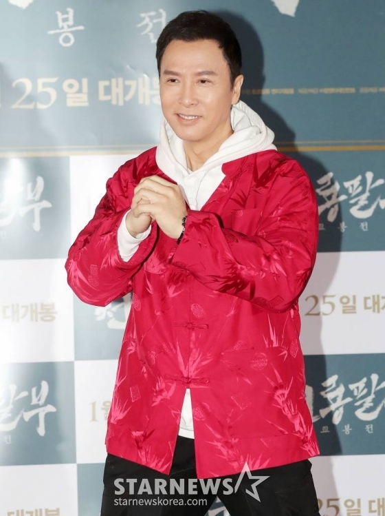 중국 배우 견자단이 19일 오후 서울 광진구 롯데시네마 건대입구점에서 진행된 영화 &#039;천룡팔부: 교봉전&#039; 언론시사회 및 기자간담회에 참석해 포즈를 취하고 있다.  &#039;천룡팔부: 교봉전&#039;은 북송 초기 송나라와 거란족의 요나라가 갈등을 겪던 시기를 배경으로, 거지 패거리 개방에 들어가 우두머리인 방주가 된 &#039;교봉&#039;(견자단 분)이 음모에 휩싸여 살인 누명을 쓰고 개방을 스스로 떠나면서 새롭게 시작되는 여정을 담은 정통 무협 액션. 오는 25일 개봉. 2023.01.19 /사진=김창현 기자 chmt@