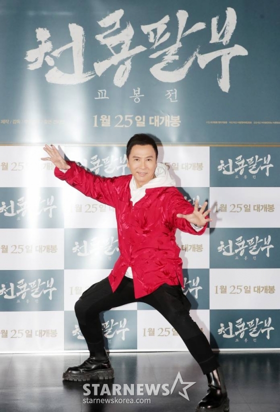 중국 배우 견자단이 19일 오후 서울 광진구 롯데시네마 건대입구점에서 진행된 영화 &#039;천룡팔부: 교봉전&#039; 언론시사회 및 기자간담회에 참석해 포즈를 취하고 있다.  &#039;천룡팔부: 교봉전&#039;은 북송 초기 송나라와 거란족의 요나라가 갈등을 겪던 시기를 배경으로, 거지 패거리 개방에 들어가 우두머리인 방주가 된 &#039;교봉&#039;(견자단 분)이 음모에 휩싸여 살인 누명을 쓰고 개방을 스스로 떠나면서 새롭게 시작되는 여정을 담은 정통 무협 액션. 오는 25일 개봉. 2023.01.19 /사진=김창현 기자 chmt@