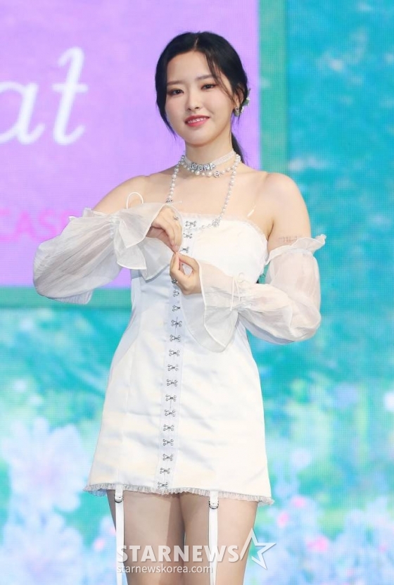 걸그룹 이달의 소녀(LOONA) 올리비아 혜가 20일 오후 서울 코엑스에서 진행된 서머 스페셜 미니 앨범 &#039;플립 댓&#039;(Flip That) 발매기념 쇼케이스에서 포즈를 취하고 있다.  이번 앨범에는 타이틀 곡 &#039;플립 댓&#039;을 비롯해 &#039;더 저니&#039;(The Journey), &#039;니드 유&#039;(Need U), &#039;포즈&#039;(POSE), &#039;팔레 블루 닷&#039;(Pale Blue Dot), &#039;플레이백&#039;(Playback) 등 총 6곡이 수록됐다. /2022.06.20 /사진=이동훈 기자 photoguy@