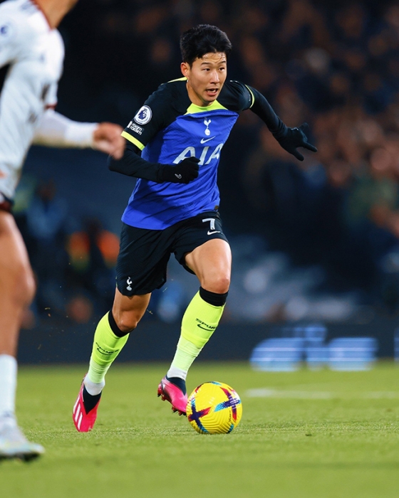 손흥민이 24일 풀럼과의 EPL 21라운드 원정경기에 선발로 출전해 드리블 돌파를 시도하고 있다. /사진=토트넘 SNS 캡처