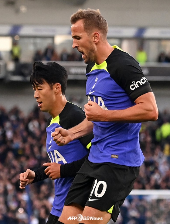 지난해 10월 브라이턴 앤 호브 알비온과의 EPL 10라운드에서 합작골을 터뜨린 뒤 기뻐하고 있는 토트넘 손흥민(왼쪽)과 해리 케인. /AFPBBNews=뉴스1