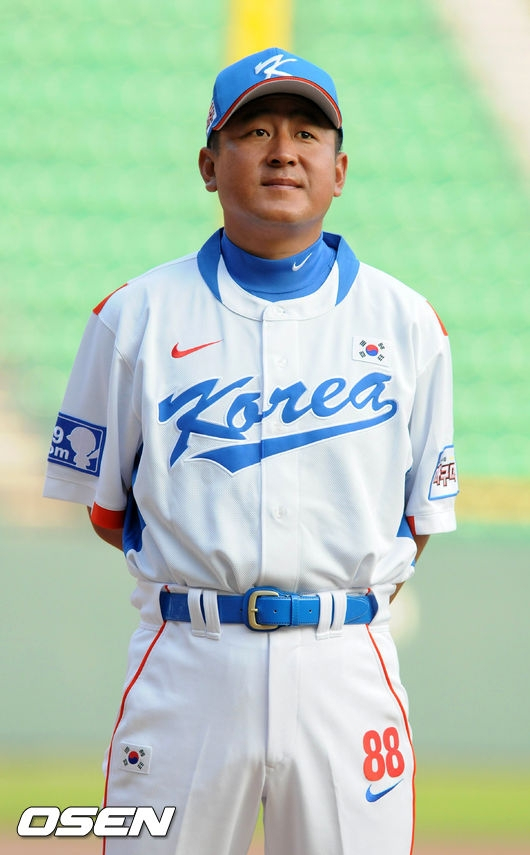김기태 KT 위즈 퓨처스팀 감독의 대표팀 코치 시절 모습.