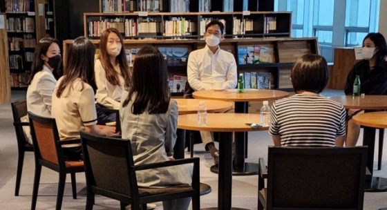 이재용 삼성전자 회장이 지난해 8월 서울 송파구 삼성SDS 잠실캠퍼스에서 일과 육아를 병행하는 여성 직원의 애로사항을 경청하기 위한 간담회를 갖고 있다