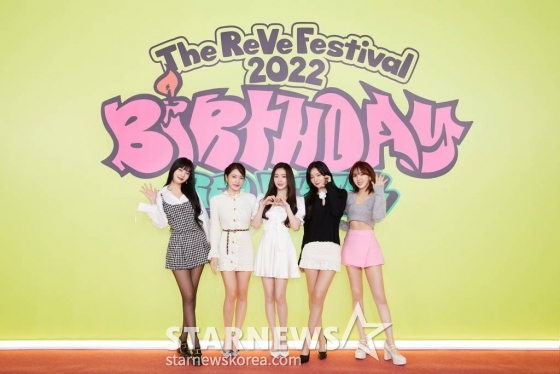 걸그룹 레드벨벳이 28일 오후 온라인으로 진행된 새 미니앨범 'The ReVe Festival 2022 - Birthday' 발매 기념 기자간담회에 참석해 포즈를 취하고 있다.  이번 앨범에는 타이틀 곡 'Birthday'를 비롯해 'BYE BYE'(바이 바이), '롤러코스터 (On A Ride)', 'ZOOM'(줌), 'Celebrate'(셀러브레이트) 등 총 5곡이 수록됐다. / 사진제공 =SM엔터테인먼트 /사진=김창현 기자 chmt@