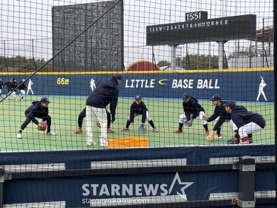 유소년 야구선수들이 26일 부산 기장-KBO야구센터 리틀-소프트볼구장에서 열린 2023 KBO Next-Level Training Camp에서 수비 지도를 받고 있다. /사진=양정웅 기자