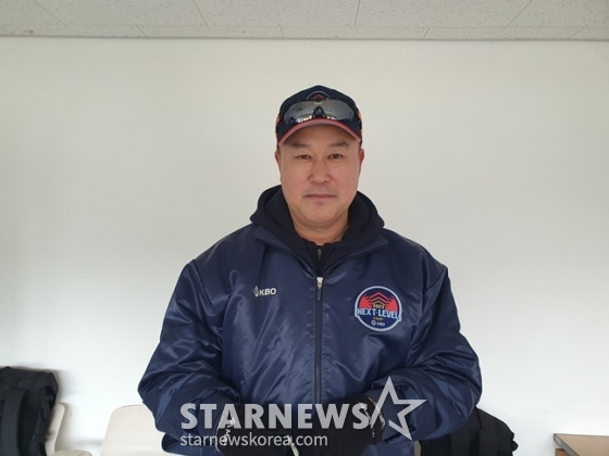 장종훈 감독이 26일 부산 기장-KBO야구센터 리틀-소프트볼구장에서 열린 2023 KBO Next-Level Training Camp에서 인터뷰 후 포즈를 취하고 있다. /사진=양정웅 기자