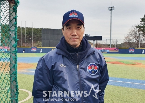 김동수 SBS스포츠 해설위원이 26일 부산 기장-KBO야구센터 리틀-소프트볼구장에서 열린 2023 KBO Next-Level Training Camp에서 인터뷰 후 포즈를 취하고 있다. /사진=양정웅 기자