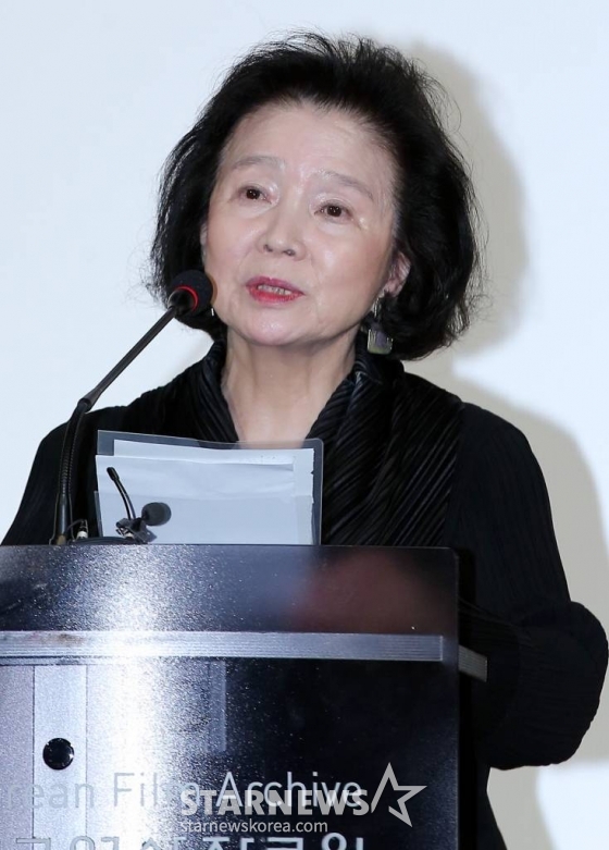  배우 윤정희가 22일 오후 서울 마포구 상암동 한국영상자료원 시네마테크 KOFA에서 열린 배우 윤정희 데뷔 50주년 &#039;스크린, 윤정희라는 색채로 물들다&#039; 행사에서 인사말을 하고 있다. /사진=김창현 기자 chmt@