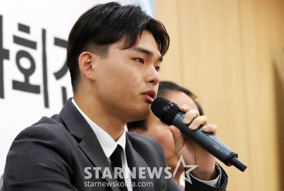 밴드 더 이스트라이트 이석철이 19일 오전 서울 종로구 광화문 변호사회관에서 열린 소속사 총괄 프로듀서 김창환 회장과 프로듀서 A씨의 멤버 폭행 기자회견에 참석해 증언을 하고 있다. /사진=김휘선 기자 tndejrrh123@