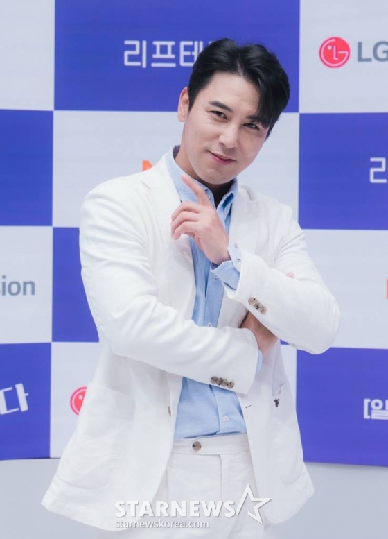 가수 장민호가 29일 오전 온라인 생중계로 진행된 LG헬로비전 새 예능 &#039;엄마는 예뻤다&#039; 제작발표회에 참석해 포즈를 취하고 있다.  엄마의 예뻤던 청춘을 다시 되돌려주는 건강 솔루션 메이크오버 프로그램 &#039;엄마는 예뻤다&#039;는 내달 1일 첫 방송된다. /사진제공=LG헬로비전 2022.04.29 /사진=이동훈 기자 photoguy@