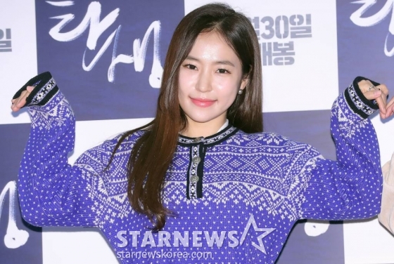 가수 홍자가 29일 오후 서울 용산구 아이파크몰 CGV에서 진행된 영화 &#039;탄생&#039; VIP시사회에 참석해 포즈를 취하고 있다.  &#039;탄생&#039;(감독 박흥식)은 조선 근대의 길을 열어젖힌 개척자 청년 김대건의 위대한 여정을 그린 영화다. 오는 30일 개봉. 2022.11.29 /사진=김창현 기자 chmt@