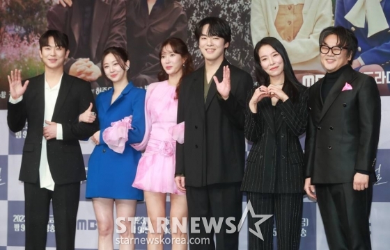 배우 안우연, 김다솜, 임수향, 김정현, 차청화, 김인권이 27일 오후 서울 마포구 상암동 MBC 사옥에서 진행된 금토드라마 &#039;꼭두의 계절&#039; 제작발표회에 참석해 포즈를 취하고 있다.  99년마다 인간에게 천벌을 내리러 이승에 내려오는 사신(死神) 꼭두가 신비한 능력을 가진 왕진의사 한계절을 만나 벌이는 생사여탈 판타지 로맨스 &#039;꼭두의 계절&#039;은 오늘(27일) 첫 방송된다. /2023.01.27 /사진=이동훈 기자 photoguy@