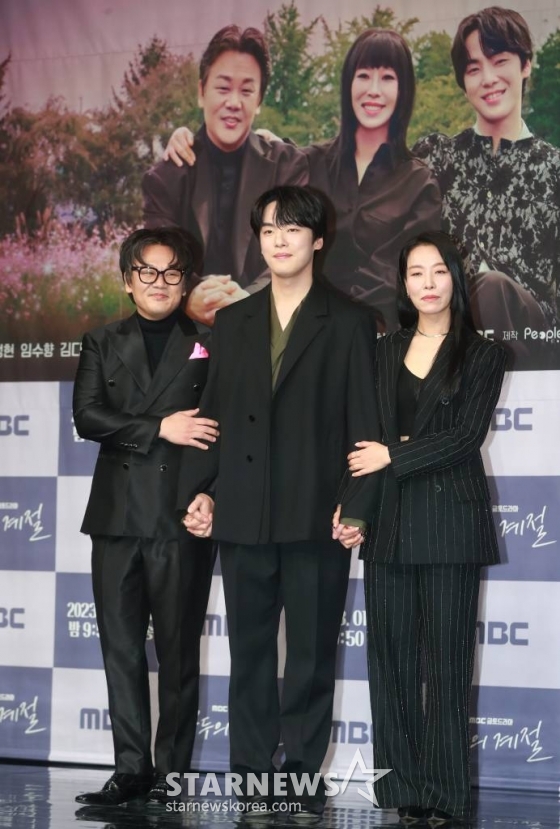 배우 김인권, 김정현, 차청화가 27일 오후 서울 마포구 상암동 MBC 사옥에서 진행된 금토드라마 &#039;꼭두의 계절&#039; 제작발표회에 참석해 포즈를 취하고 있다.  99년마다 인간에게 천벌을 내리러 이승에 내려오는 사신(死神) 꼭두가 신비한 능력을 가진 왕진의사 한계절을 만나 벌이는 생사여탈 판타지 로맨스 &#039;꼭두의 계절&#039;은 오늘(27일) 첫 방송된다. /2023.01.27 /사진=이동훈 기자 photoguy@