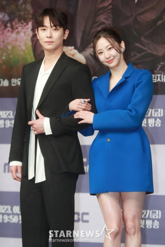 배우 안우연, 김다솜이 27일 오후 서울 마포구 상암동 MBC 사옥에서 진행된 금토드라마 &#039;꼭두의 계절&#039; 제작발표회에 참석해 포즈를 취하고 있다.  99년마다 인간에게 천벌을 내리러 이승에 내려오는 사신(死神) 꼭두가 신비한 능력을 가진 왕진의사 한계절을 만나 벌이는 생사여탈 판타지 로맨스 &#039;꼭두의 계절&#039;은 오늘(27일) 첫 방송된다. /2023.01.27 /사진=이동훈 기자 photoguy@