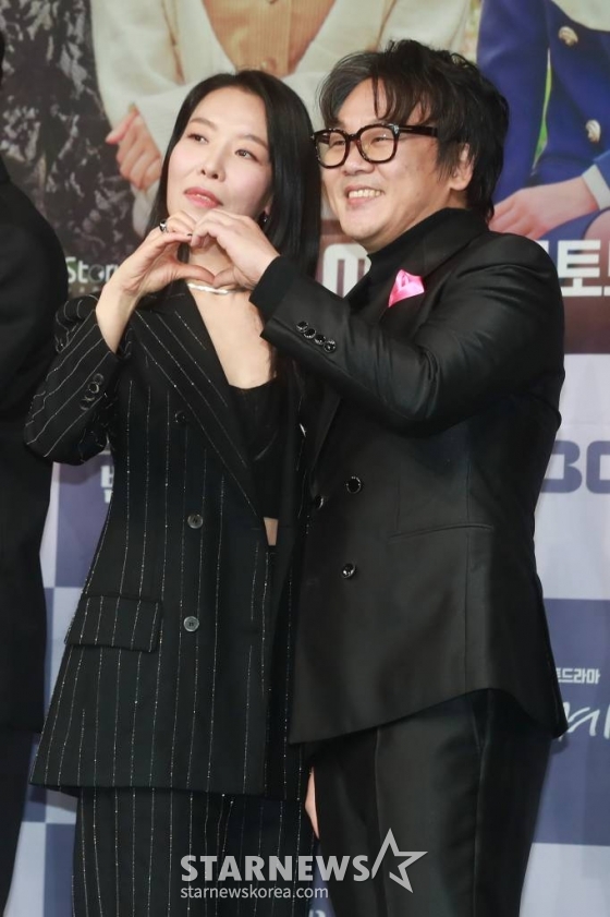 배우 차청화, 김인권이 27일 오후 서울 마포구 상암동 MBC 사옥에서 진행된 금토드라마 &#039;꼭두의 계절&#039; 제작발표회에 참석해 포즈를 취하고 있다.  99년마다 인간에게 천벌을 내리러 이승에 내려오는 사신(死神) 꼭두가 신비한 능력을 가진 왕진의사 한계절을 만나 벌이는 생사여탈 판타지 로맨스 &#039;꼭두의 계절&#039;은 오늘(27일) 첫 방송된다. /2023.01.27 /사진=이동훈 기자 photoguy@