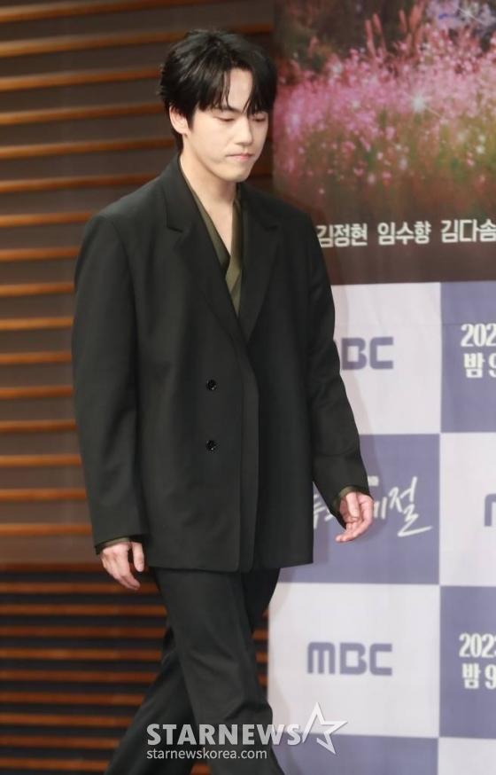 배우 김정현이 27일 오후 서울 마포구 상암동 MBC 사옥에서 진행된 금토드라마 &#039;꼭두의 계절&#039; 제작발표회에 참석해 포즈를 취하고 있다.  99년마다 인간에게 천벌을 내리러 이승에 내려오는 사신(死神) 꼭두가 신비한 능력을 가진 왕진의사 한계절을 만나 벌이는 생사여탈 판타지 로맨스 &#039;꼭두의 계절&#039;은 오늘(27일) 첫 방송된다. /2023.01.27 /사진=이동훈 기자 photoguy@