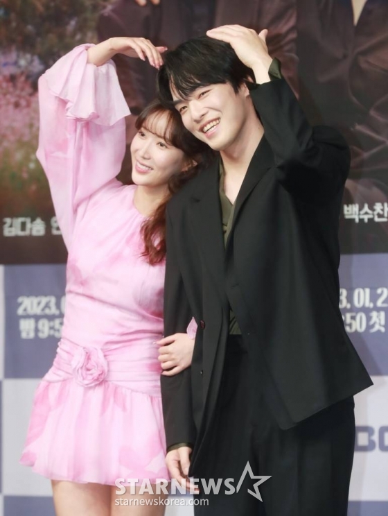배우 임수향, 김정현이 27일 오후 서울 마포구 상암동 MBC 사옥에서 진행된 금토드라마 &#039;꼭두의 계절&#039; 제작발표회에 참석해 포즈를 취하고 있다.  99년마다 인간에게 천벌을 내리러 이승에 내려오는 사신(死神) 꼭두가 신비한 능력을 가진 왕진의사 한계절을 만나 벌이는 생사여탈 판타지 로맨스 &#039;꼭두의 계절&#039;은 오늘(27일) 첫 방송된다. /2023.01.27 /사진=이동훈 기자 photoguy@