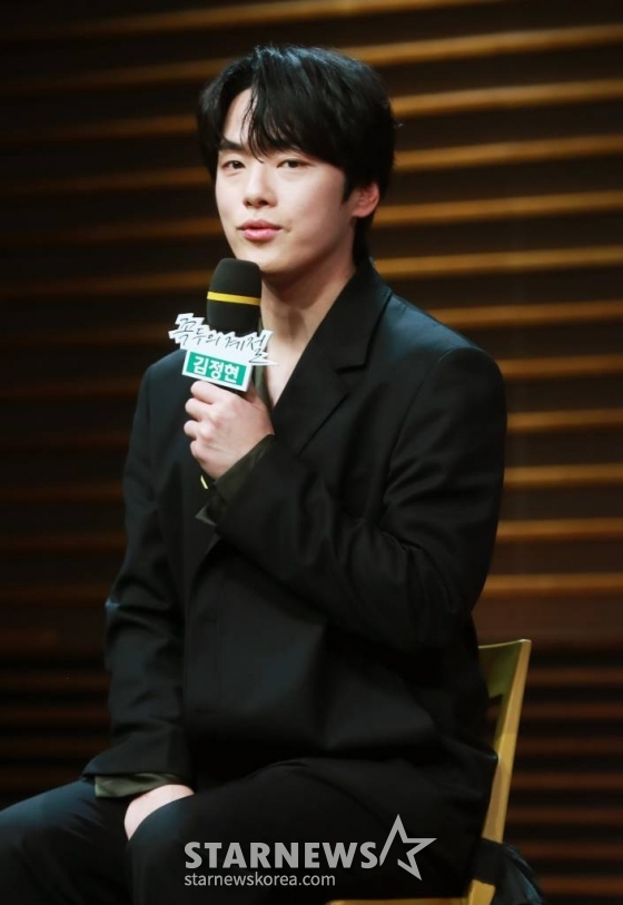 배우 김정현이 27일 오후 서울 마포구 상암동 MBC 사옥에서 진행된 금토드라마 &#039;꼭두의 계절&#039; 제작발표회에 참석해 포즈를 취하고 있다.  99년마다 인간에게 천벌을 내리러 이승에 내려오는 사신(死神) 꼭두가 신비한 능력을 가진 왕진의사 한계절을 만나 벌이는 생사여탈 판타지 로맨스 &#039;꼭두의 계절&#039;은 오늘(27일) 첫 방송된다. /2023.01.27 /사진=이동훈 기자 photoguy@