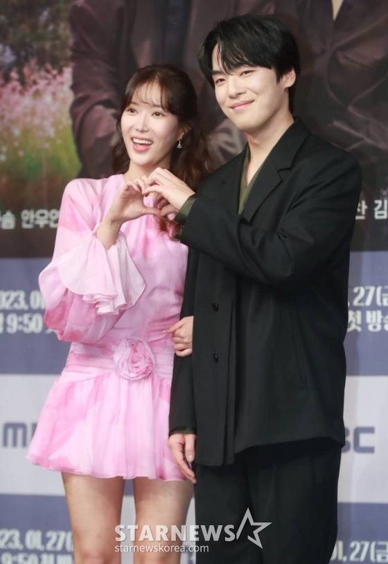 배우 임수향, 김정현이 27일 오후 서울 마포구 상암동 MBC 사옥에서 진행된 금토드라마 &#039;꼭두의 계절&#039; 제작발표회에 참석해 포즈를 취하고 있다.  99년마다 인간에게 천벌을 내리러 이승에 내려오는 사신(死神) 꼭두가 신비한 능력을 가진 왕진의사 한계절을 만나 벌이는 생사여탈 판타지 로맨스 &#039;꼭두의 계절&#039;은 오늘(27일) 첫 방송된다. /2023.01.27 /사진=이동훈 기자 photoguy@