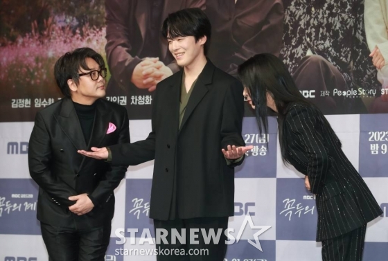 배우 김인권, 김정현, 차청화가 27일 오후 서울 마포구 상암동 MBC 사옥에서 진행된 금토드라마 &#039;꼭두의 계절&#039; 제작발표회에 참석해 포즈를 취하고 있다.  99년마다 인간에게 천벌을 내리러 이승에 내려오는 사신(死神) 꼭두가 신비한 능력을 가진 왕진의사 한계절을 만나 벌이는 생사여탈 판타지 로맨스 &#039;꼭두의 계절&#039;은 오늘(27일) 첫 방송된다. /2023.01.27 /사진=이동훈 기자 photoguy@