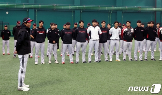 염경엽 LG 트윈스 감독이 지난해 11월 9일 오후 이천 LG챔피언스파크에서 열린 마무리 캠프에서 선수들과 미팅을 하고 있다. /사진=뉴스1