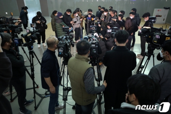 27일 김하성을 둘러싼 취재진의 모습. /사진=뉴스1