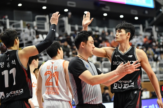프로농구 수원 KT 하윤기(오른쪽)과 양홍석이 27일 고양 캐롯전에서 득점에 성공한 뒤 하이파이브를 하고 있다. /사진=KBL