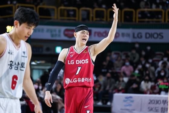 LG 이관희가 28일 창원체육관에서 열린 2022~2023 SKT 에이닷 프로농구 4라운드 안양 KGC와 홈경기 도중 손짓을 하고 있다. /사진=KBL 제공